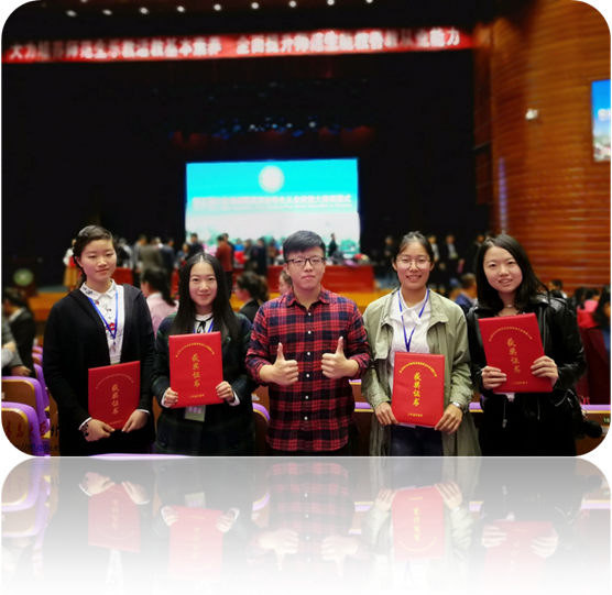 同学们合影（尚娜同学因急事在闭幕式前离开没有参加合影）.jpg